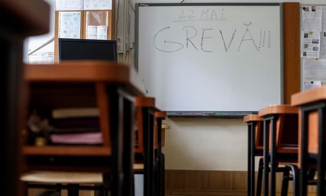 Mësuesit në Rumani hyjnë në grevë/ Kërkesa për paga më të mira