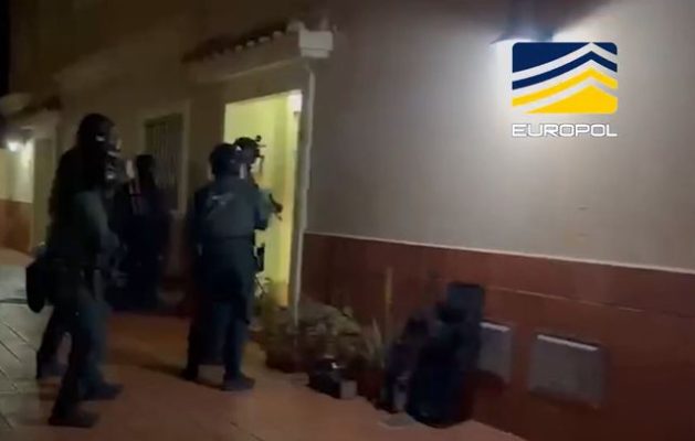 Europol zbërthen grupin kriminal me bazë në Spanjë, 30 të arrestuar