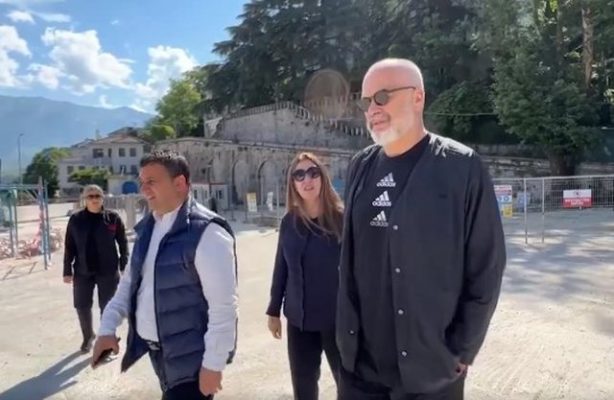 Nis faza e dytë e projektit të parkimit nëntokësor në sheshin e Çerçizit/ Rama: Do t’i japë frymëmarrje të re Gjirokastrës