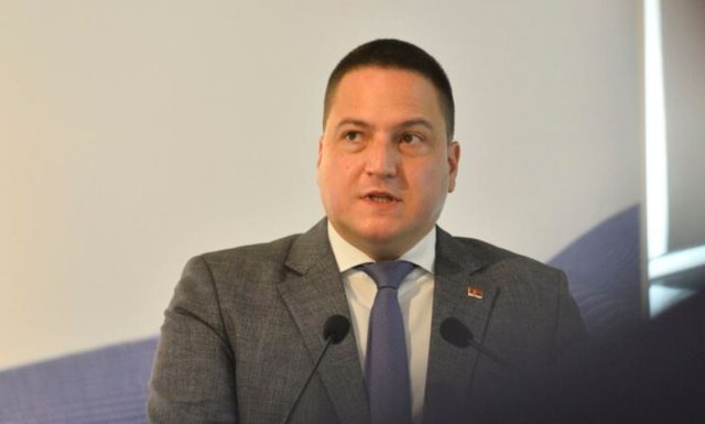 Dorëhiqet ministri i Arsimit në Serbi/ Largimi vjen pas vrasjeve tronditëse në një shkollë