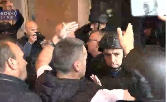 Sërish tensione në veri të Kosovës/ Serbët tentojnë të hyjnë me forcë në komunën e Zveçanit dhe sulmojnë policinë me gaz lotsjellës