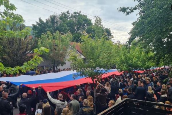 Serbët protestojnë me flamur/ Macron fajëson qeverinë e Kosovës, Rusia mbron Beogradin