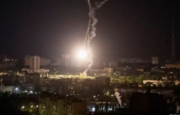 Kievi sulmohet me breshëri raketash nga Rusia