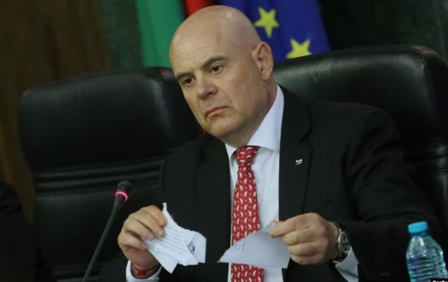 Kryeprokurori bullgar refuzon dorëheqjen, i quan rivalët “plehra politike”