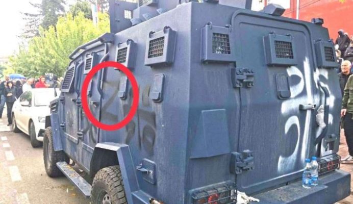 Provokojnë serbët, shfaqen simbole ruse në makinat e Policisë së Kosovës dhe të KFOR-it në veri