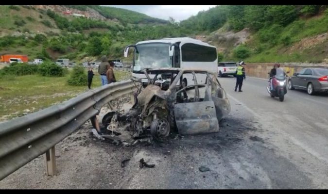 Autobusi përplaset me makinën në Qafë Thanë/ Mjeti merr flakë,  dy persona në gjendje të rëndë për jetën