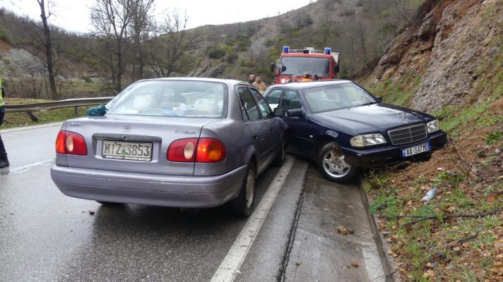 Katër aksident në pak minuta në aksin Pogradec-Prrenjas, automjetet përplasen me kamionë