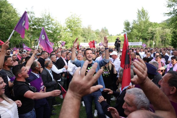 Veliaj me banorët e Petrelës, Farkës e Baldushkut: “Kemi vënë dorë kudo! Në mandatin e tretë, investojmë deri në cepin më fundor të Tiranës”