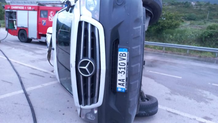 Tjetër aksident në aksin Qafë Thanë-Pogradec, përmbyset automjeti