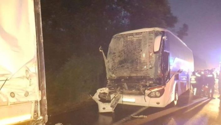 Aksident i frikshëm në Turqi/ Autobusi me mbështetës të Erdoganit përplaset me kamionin, 22 të plagosur