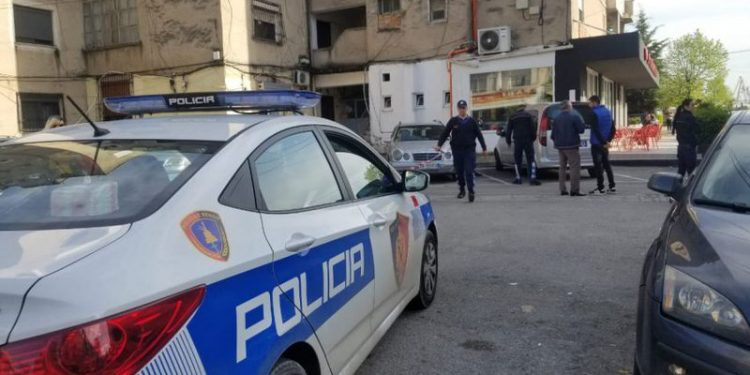 Plagosi me thikë 64-vjeçarin, vihet në pranga i riu në Vlorë