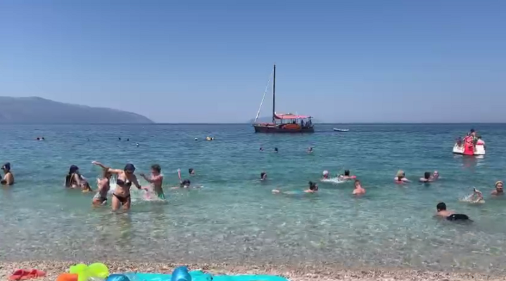 Turistët e huaj zgjedhin Vlorën; zona e Radhimës “pushtohet: nga kamperat