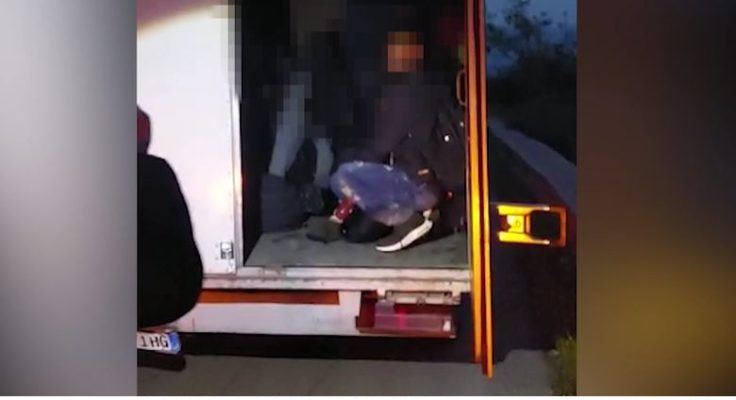 29 emigrantë në kamionçinë/ Policia arreston në Sarandë shoferin që po transportonte klandestinët