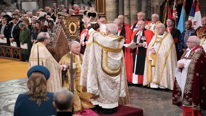 Përmbyllet ceremonia, kurorëzohet Mbreti Charles III