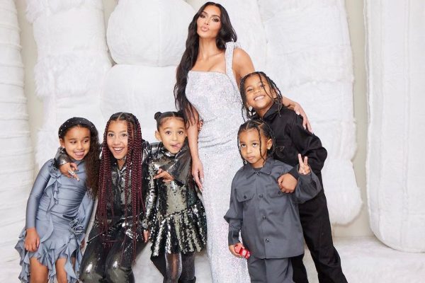 Ndryshe nga Kylie që harxhon shuma të çmendura për të bijën, Kim Kardashian u bën çdo vit të dhuratën “e lirë” 4 fëmijëve të saj