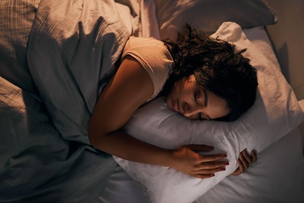 E habitshme, ja çfarë ndodh me trupin kur flemë më pak ose më shumë seç duhet