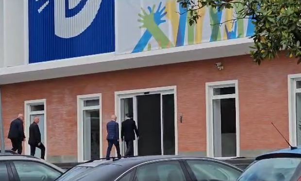 Humbja e thellë e opozitës në zgjedhje/ Meta shkon në selinë e PD, takohet me Berishën