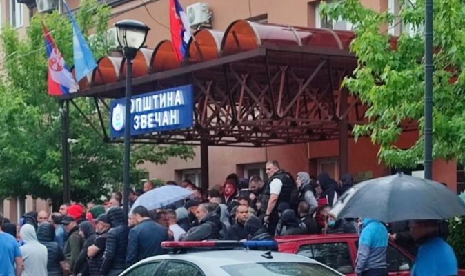 Sirena alarmi në veri të Kosovës, policia asiston hyrjen e kryetarëve të rinj në ndërtesat komunale