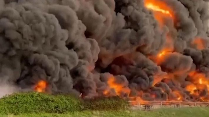 Zjarri i depove të naftës pranë Krimesë, mediat ruse: U shkaktua nga një sulm me dron