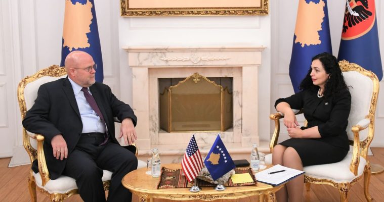 SHBA: Të shmanget dhuna në veri/ Ambasadori Hovenier takon Presidenten Osmani dhe dy kryetarë komunash