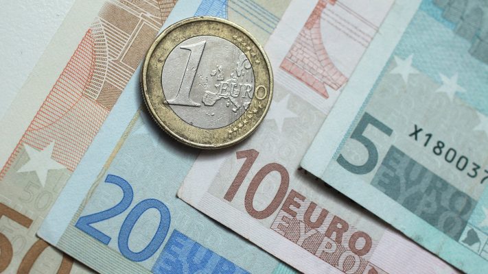 Euro i rikthehet rritjes; monedha europiane nis forcimin përballë lekut