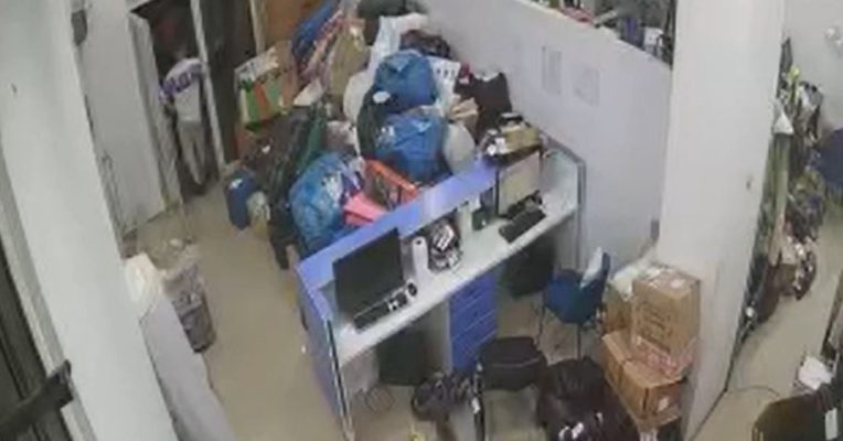 VIDEO/ Momenti i vjedhjes së postës në Tiranë, autori merr paratë dhe largohet qetësisht