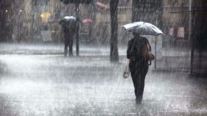 Moti ende i paqëndrueshëm, reshje shiu dhe shtrëngata në disa zona të vendit