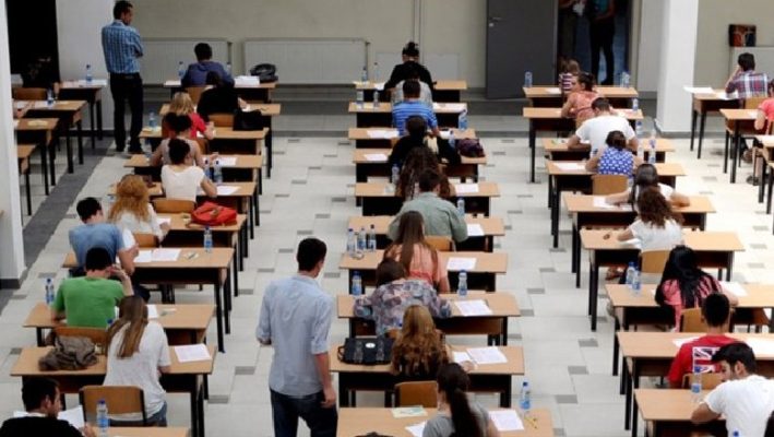 Maturantët i nënshtrohen provimit të gjuhës shqipe: Testi ishte i nivelit mesatar