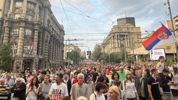 “Serbia kundër dhunës”/ Protesta në Beograd, kërkohet dorëheqja e Vuçiç