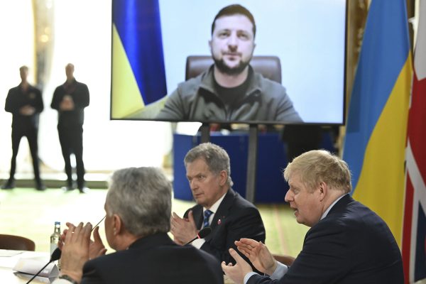 Ukraina nënshkruan marrëveshjen, Rumania ofron mbështetje përpara samitit të NATO-s