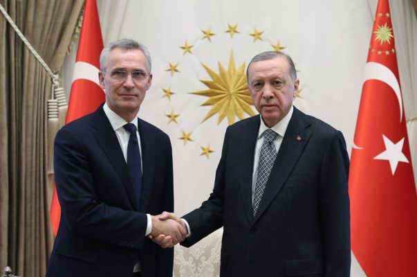 Stoltenberg bisedon me Erdogan, kreu i NATO-s vlerëson kontributin e trupave turke në Kosovë