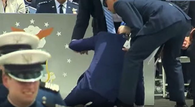 VIDEO-Biden shënon një tjetër incident/ Rrëzohet në mes të ceremonisë