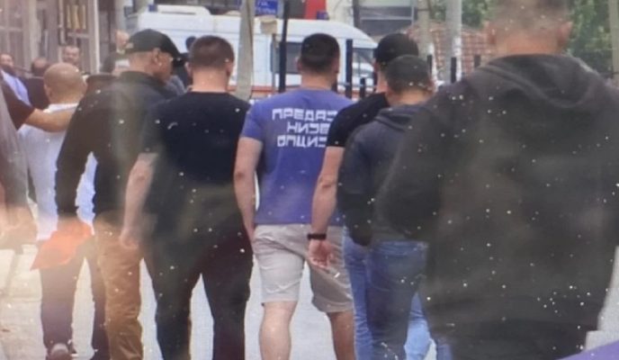 “Dorëzimi nuk është opsion”/ Policia e Kosovës i ndalon djalin, reagon Vucic: Ai është më trim si Kurti