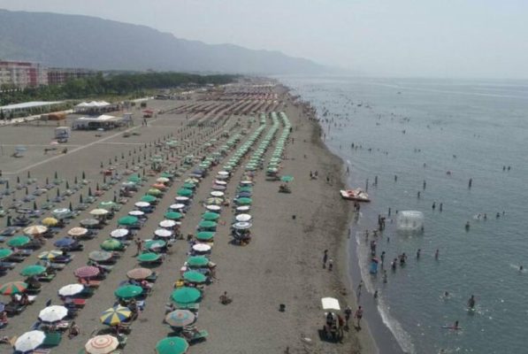 Velipoja mbushet me pushues/ Frekuentohen hapësirat publike, nuk mungojnë as pushuesit e huaj