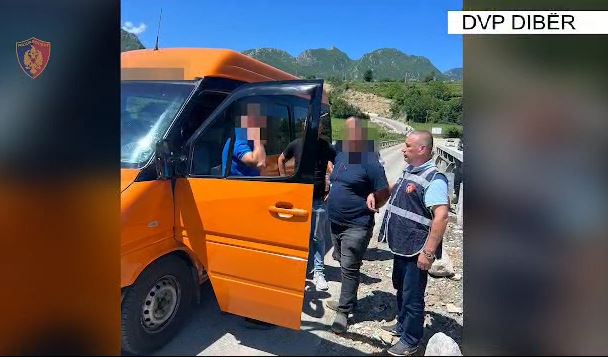 Kamuflohej si shofer furgoni i linjës Tiranë-Klos, por shpërndante drogë/ Arrestohet 36-vjeçari (EMRI)
