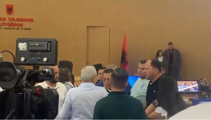 VIDEO- Sot rinumërohen 18 kutitë për Bashkinë e Kuçovës/ Plas debati në Kolegjin Zgjedhor, Maliqi shan sekretarin e KQZ: Hajdut!