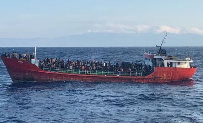 Policia bregdetare greke shpëton 100 emigrantë