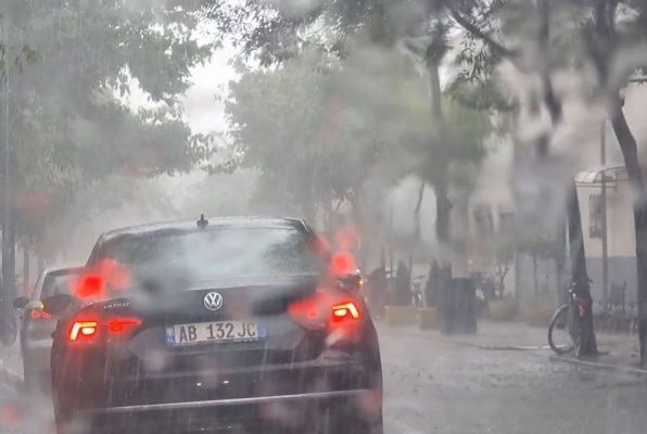Reshjet e dendura të shiut përmbytin Tiranën/ Vështirësi në qarkullimin e qytetarëve dhe mjeteve