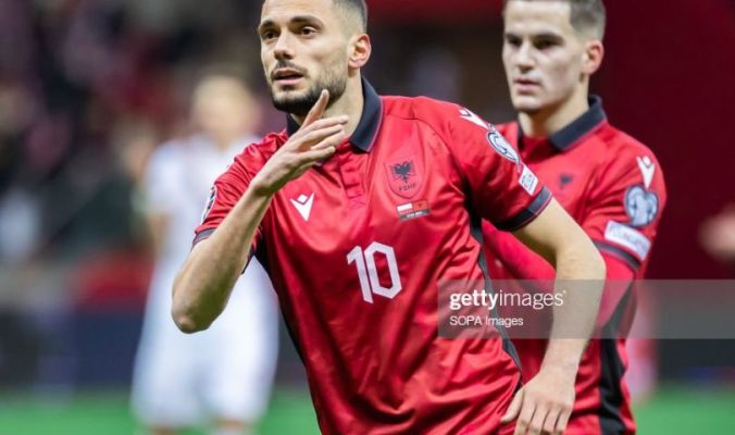 “Shpërthen” festa në stadium/ Shqipëria shënon golin e dytë