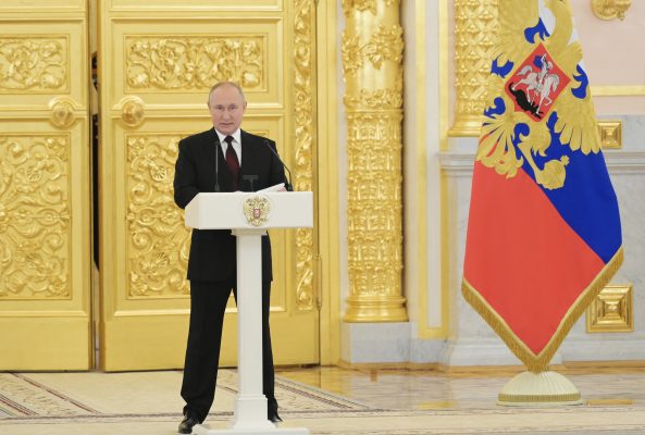 Kremlini lufton për të shpëtuar imazhin e Putinit pas rebelimit