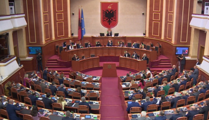 Sot seanca plenare në Kuvend/ 23 deputetë të opozitës janë të përjashtuar, ja çfarë pritet të ndodhë