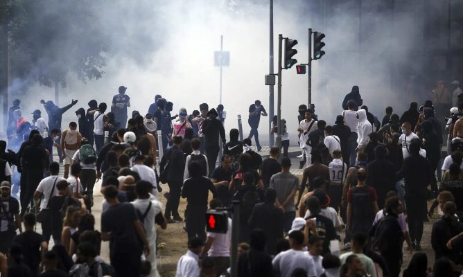 Franca, sërish në dhunë e flakë/ Qindra të arrestuar e të plagosur nga përplasjet e ashpra
