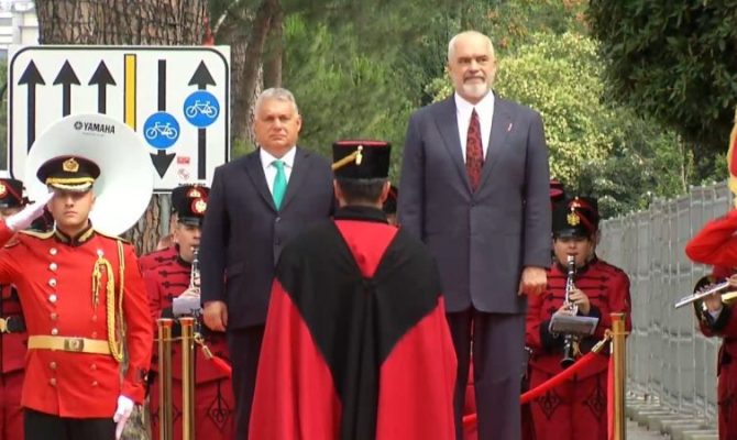 Viktor Orban vjen në Tiranë/ Pritet me ceremoni zyrtare nga Rama