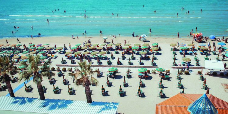 Turistët zgjedhin Durrësin; dominojnë spanjollët, gjermanët dhe polakët
