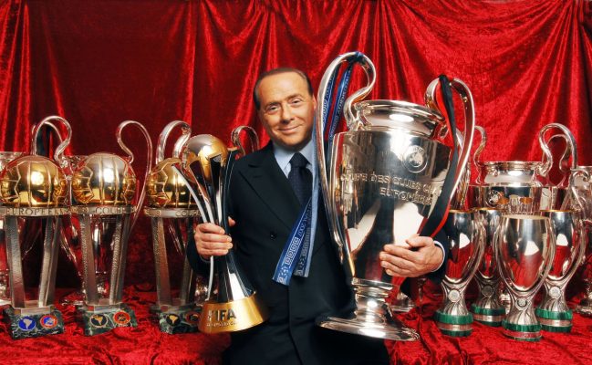 “Presidenti që ndryshoi futbollin” Milani “vajton” Bersluconin, njeriu që e bëri një nga klubet më të titulluara në botë