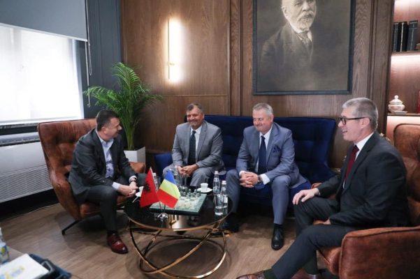 Balla takim me ambasadorin e Rumanisë  dhe një përfaqësi të dhomave të biznesit rumun: Prej 24 Tetorit do të nisin edhe fluturimet mes Tiranës dhe Bukureshtit