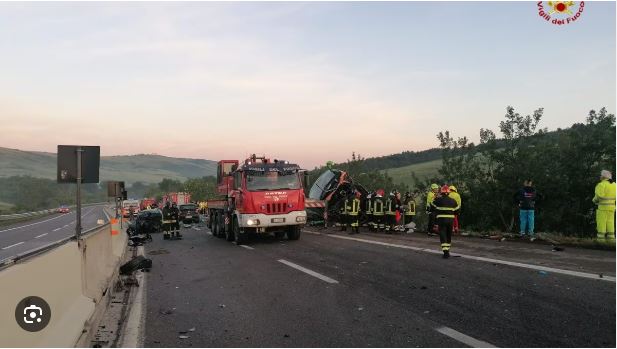 Aksident masiv në Itali/ Humb jetën drejtuesi i mjetit, plagosen 14 persona
