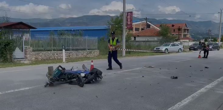 Aksident në Korçë, motori del nga rruga dhe përplaset me trafik-ndarësen