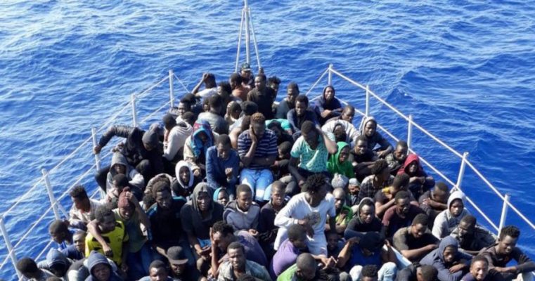 Kërkohen të zhdukurit në Egje, pak shpresa për të gjetur emigrantë të mbijetuar nga mbytja e anijes