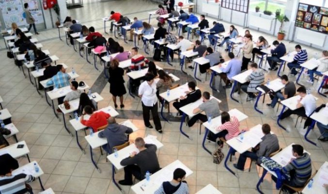 Zhvillohet provimi i fundit, maturantët testohen në lëndët me zgjedhje
